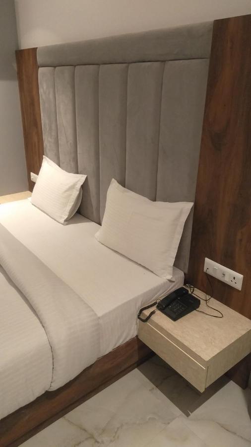 Hotel The Nilsa Нью-Дели Экстерьер фото