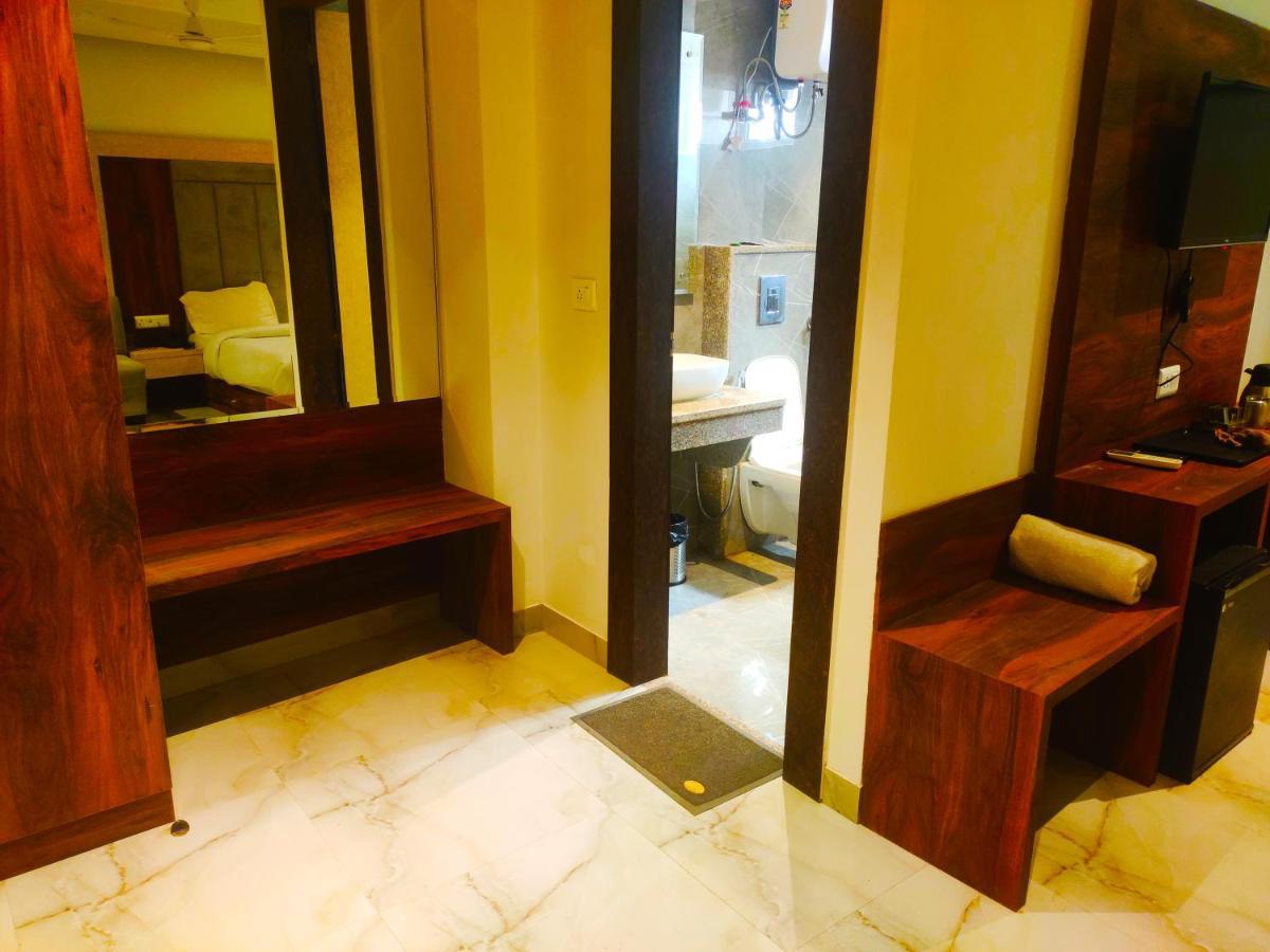 Hotel The Nilsa Нью-Дели Экстерьер фото