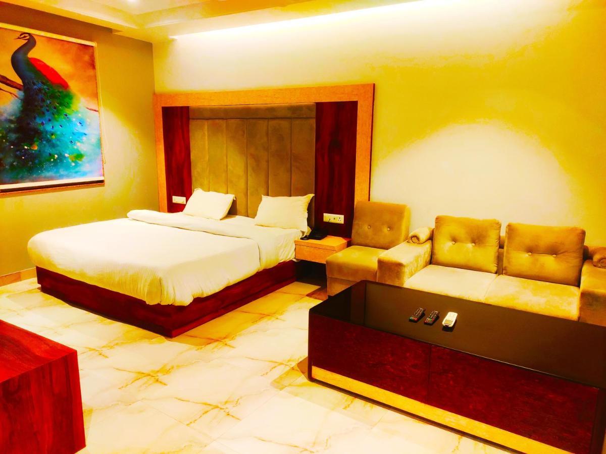 Hotel The Nilsa Нью-Дели Экстерьер фото